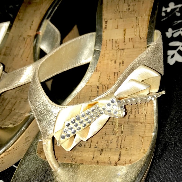Gold wedge sandals with an embellished bow - Picture 3 of 6